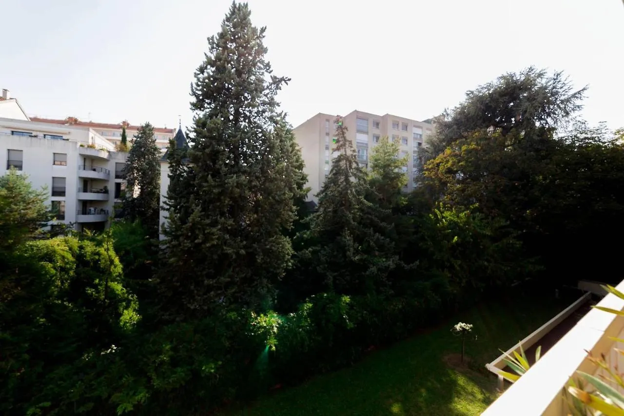Le Parc Des Freres Lumiere Otel Lyon 0*,  Fransa
